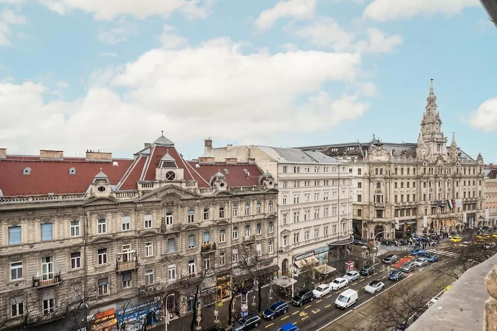 Apartamento Warm Elegance Retreat : 75 M2 Comfort Near New York Cafe Budapeste