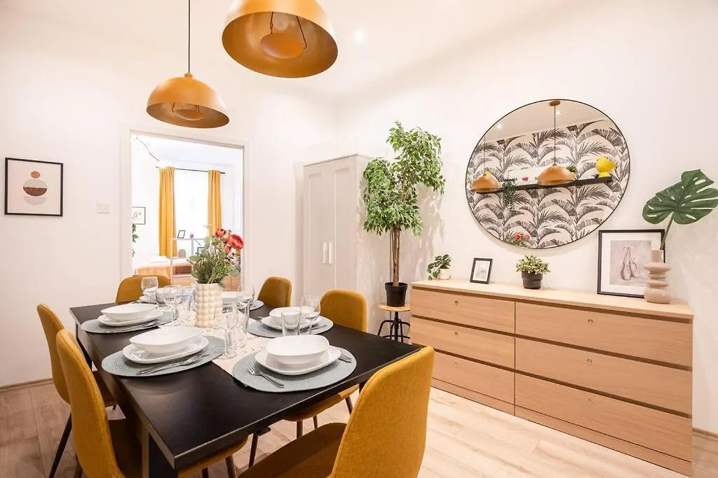 Apartamento Warm Elegance Retreat : 75 M2 Comfort Near New York Cafe Budapeste Hungria