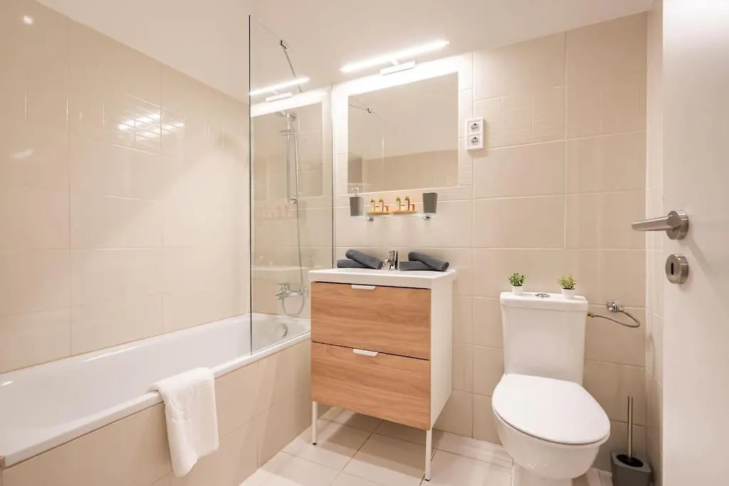 Warm Elegance Retreat : 75 M2 Comfort Near New York Cafe Budapeste 0*,  Hungria