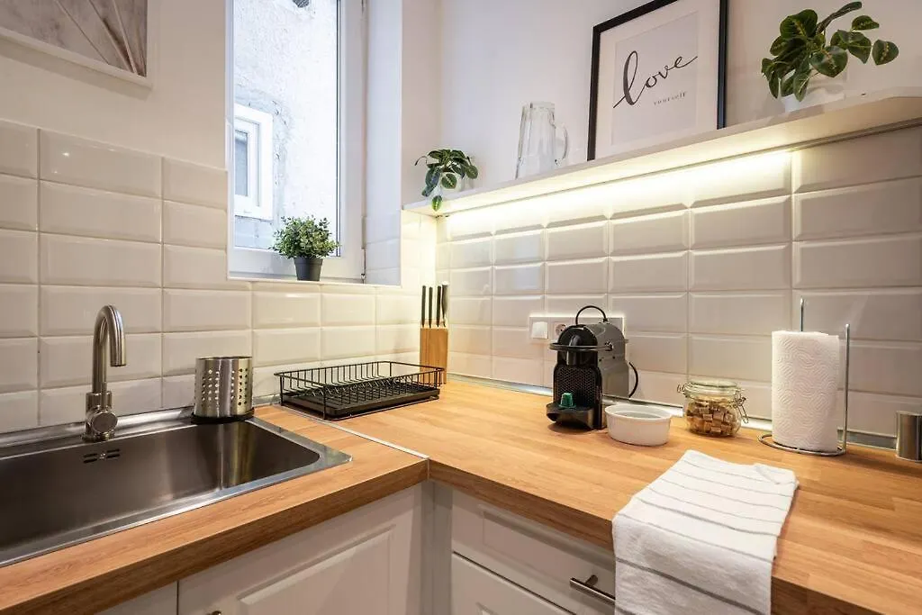 Apartamento Warm Elegance Retreat : 75 M2 Comfort Near New York Cafe Budapeste